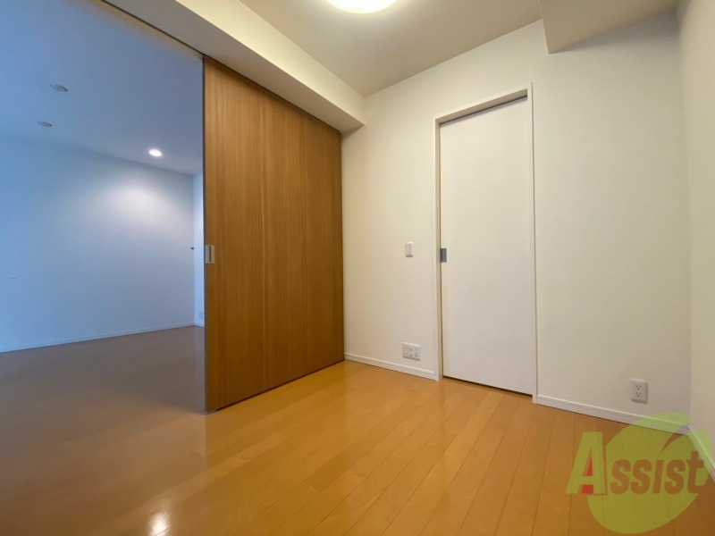 その他部屋・スペース　寝室はこちらです。光が差し込む、温かみのあるお部屋です。