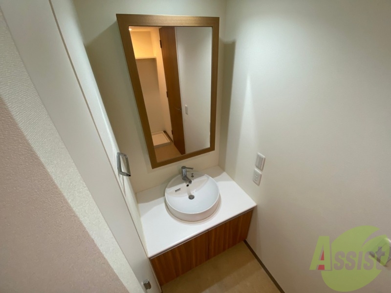 洗面設備　独立洗面台です。大きくてよいですね。シャンプーもできます。