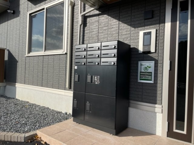 エントランス　宅配BOX付きで不在時の荷物の受け取りに便利です☆