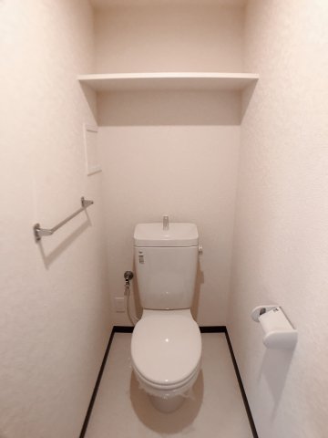 トイレ　便利な収納棚付き