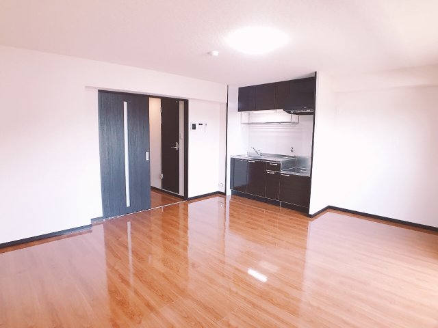 居室・リビング　広々と使える12.7帖のリビングルーム