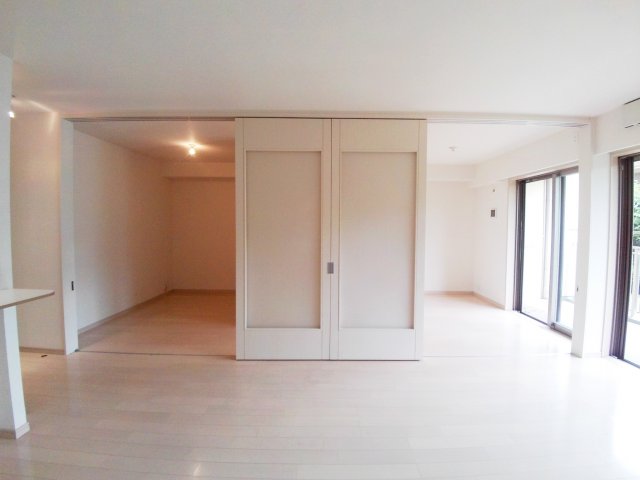 その他部屋・スペース　WICLを挟んで2部屋のように分かれています。