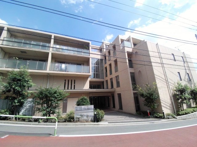 建物外観　春日の高台に佇むペット可高級低層マンションです。