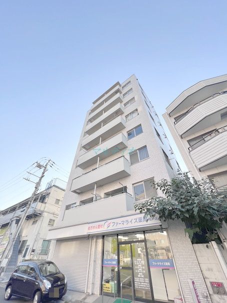 建物外観　目の前大きい公園の立地