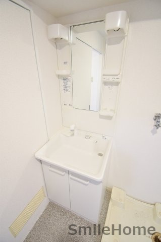 洗面設備　人気の独立洗面所にはうれしいシャンプードレッサー完備です。