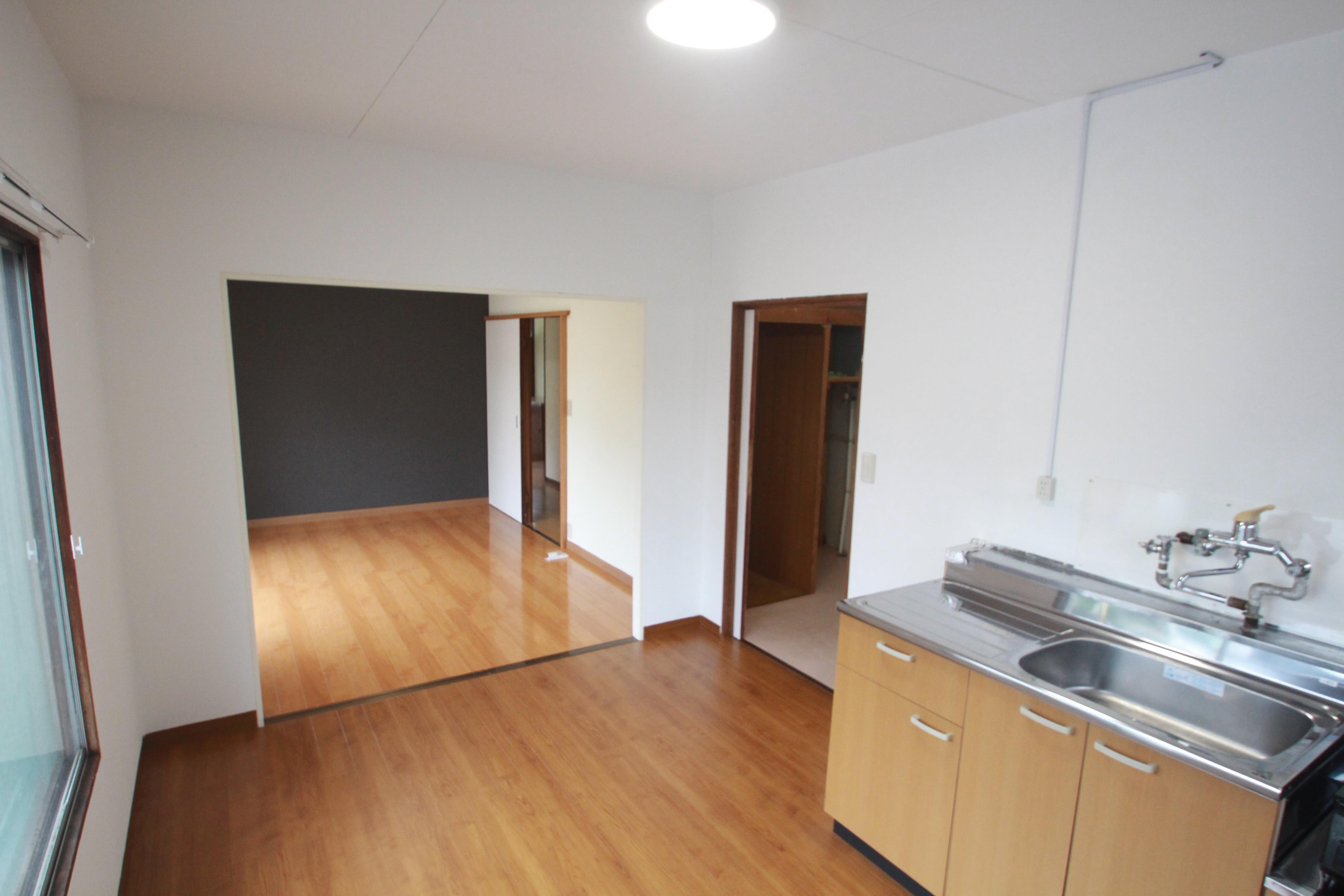 居室・リビング　隣の洋室と続き間で広々とリビングが使用できます。