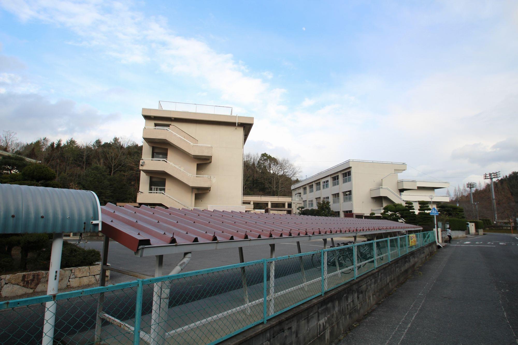 中学校　岡山市立上道中学校（中学校）まで950m