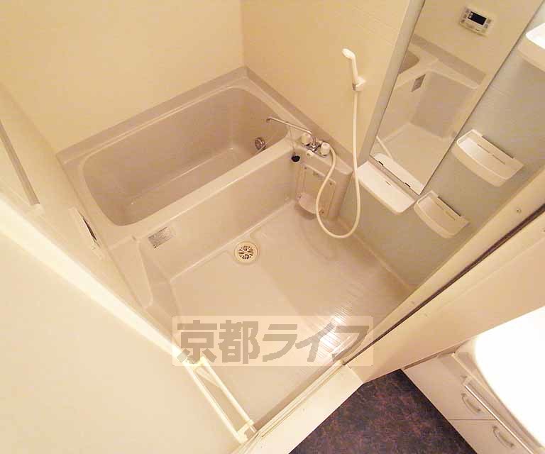 バス・シャワールーム　棚のある便利な浴室です。