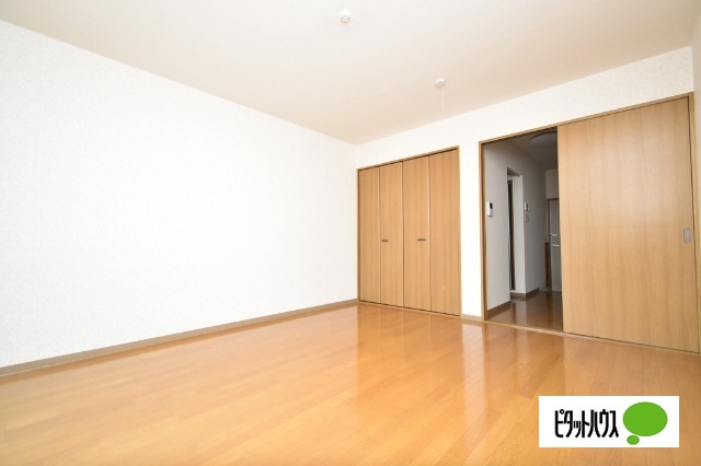 居室・リビング　※別部屋のお写真です。