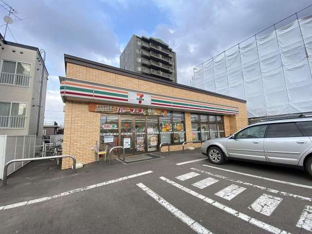 コンビニ　セブン－イレブン札幌月寒中央通４丁目店（コンビニ）まで527m