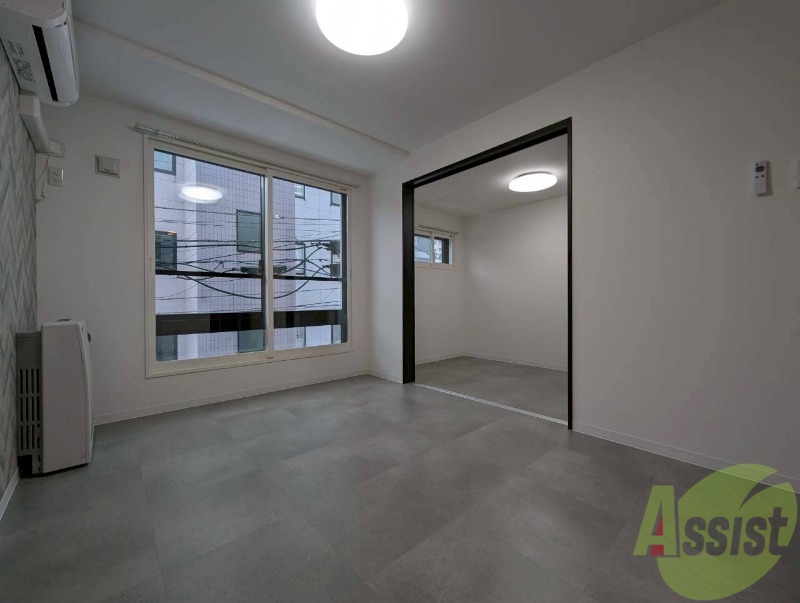 居室・リビング　フローリングや壁の色がお洒落な印象のリビングです。