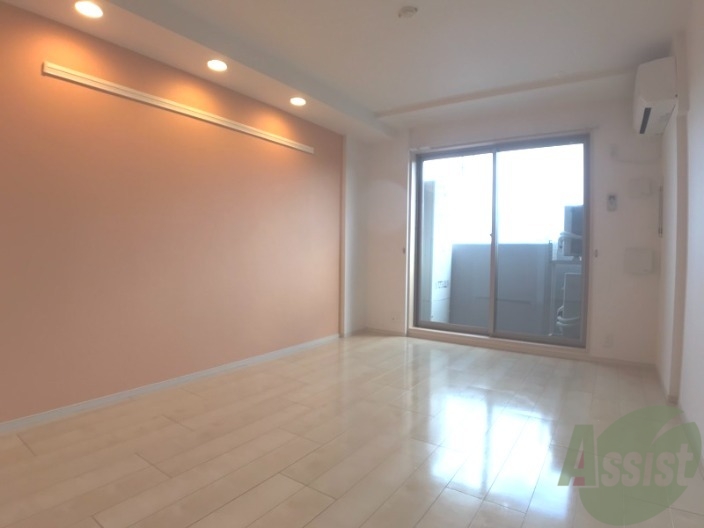 居室・リビング　大きめの窓から日差しがたっぷり入る明るいお部屋です。