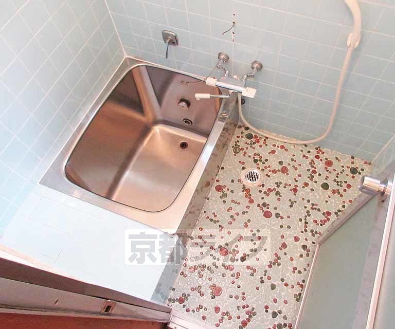 バス・シャワールーム　古風な浴室！