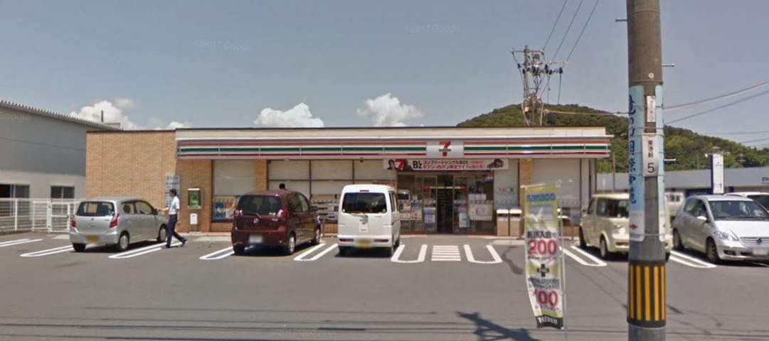 コンビニ　セブンイレブン（コンビニ）まで551m