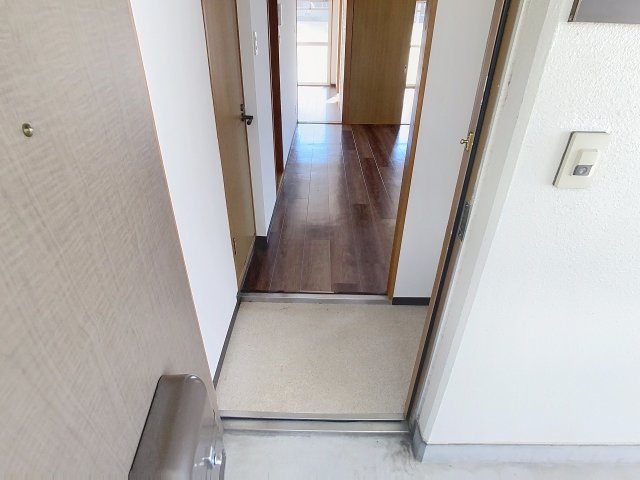 玄関　現況が相違する場合は現況を優先致します。2025年12月撮影