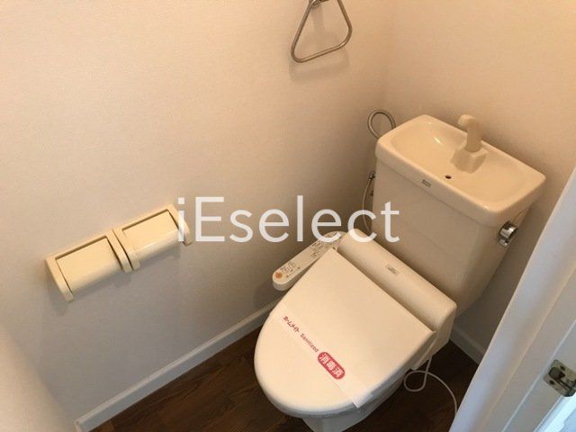 トイレ　温水洗浄便座付きのトイレです?