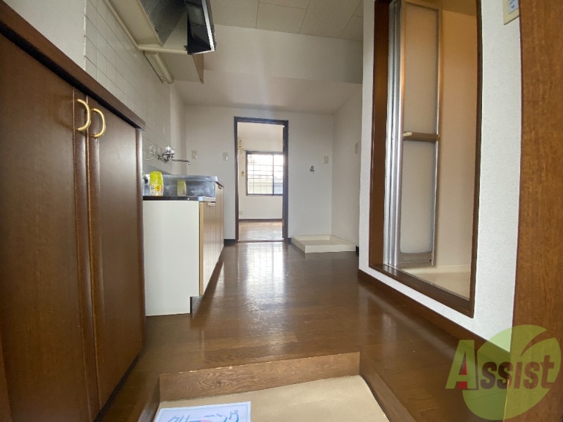 玄関　外から玄関を撮影してみました。広いリビングに繋がっています。