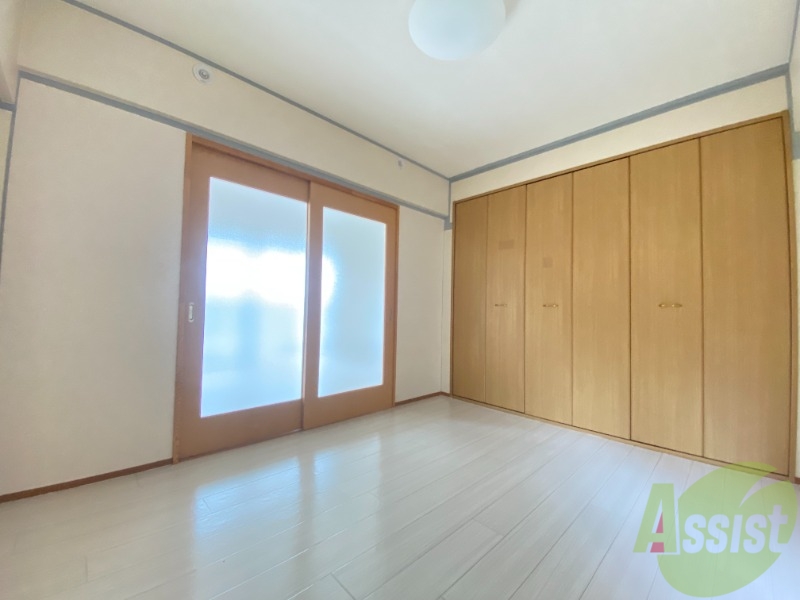 居室・リビング　こちらはリビングになっております。光が入ってきますね。