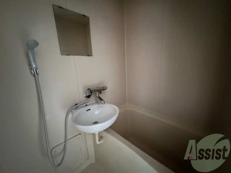 バス・シャワールーム　浴室は狭すぎず、シャワーも浴びやすそうです。