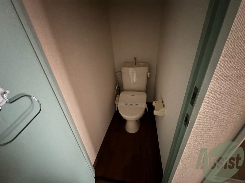 トイレ　トイレはシンプルで十分な広さがあります。