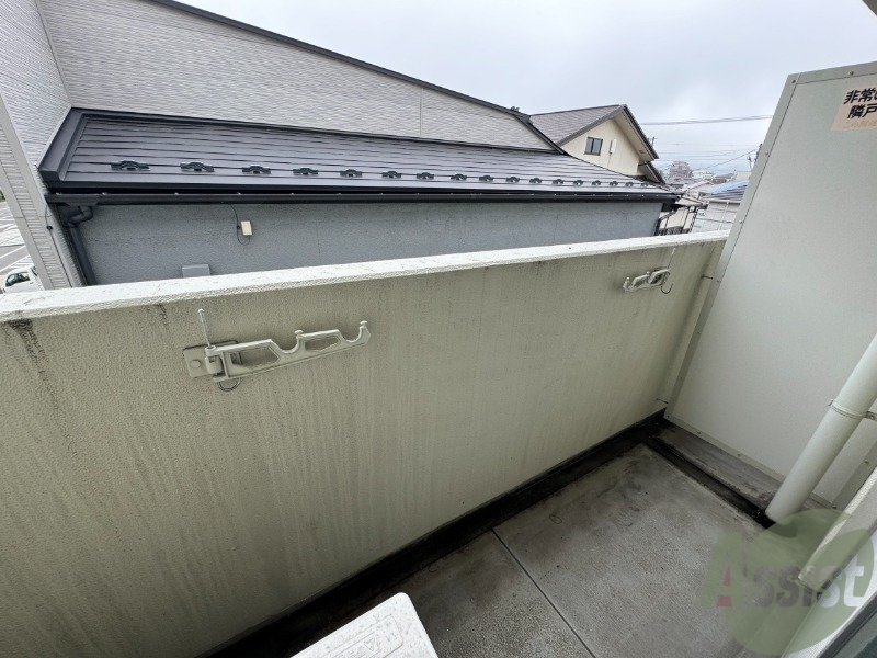 バルコニー　バルコニーは洗濯物を干すのに十分な広さがありますね。