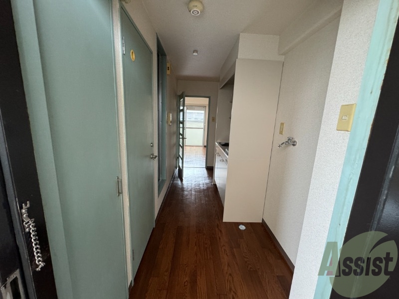 玄関　玄関から撮影しました。明るい印象ですね。