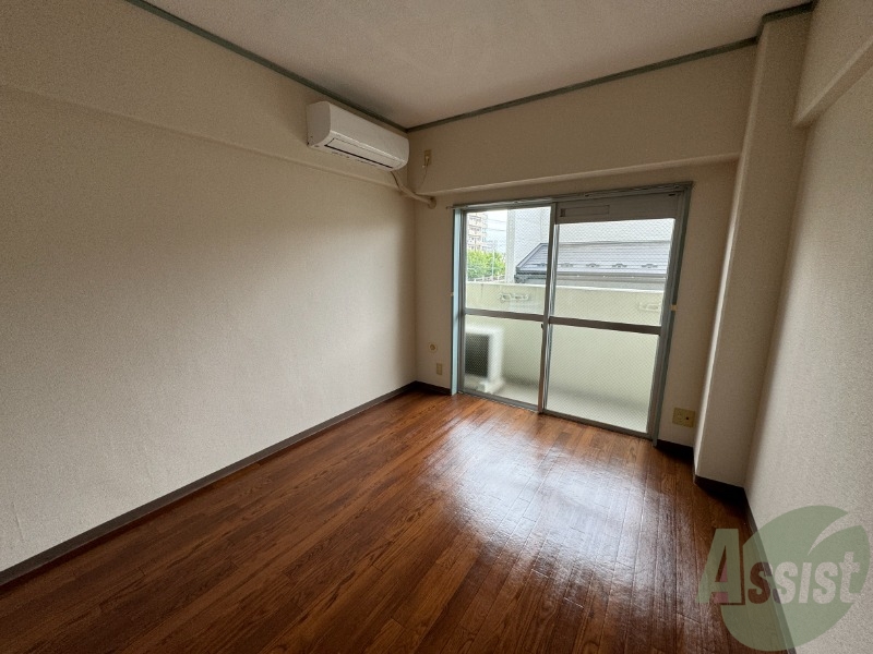 居室・リビング　６帖の洋室です。生活のメインとなる部屋ですね。