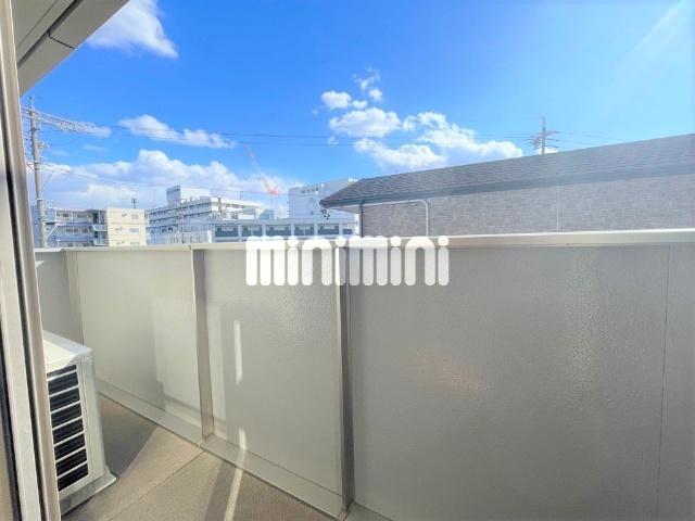 バルコニー　広いベランダで洗濯物もたっぷり干せますね！