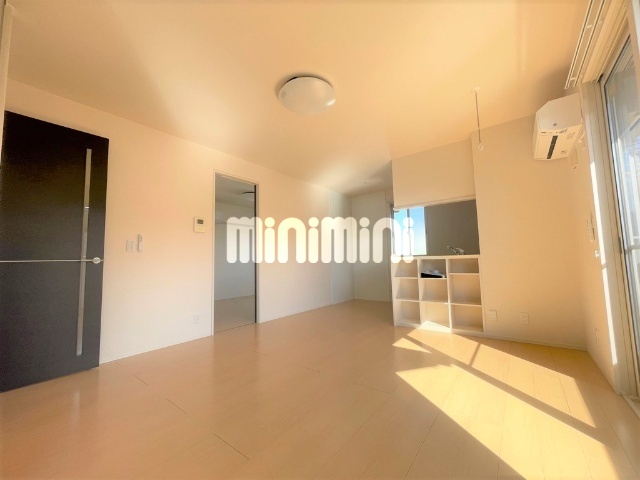 居室・リビング　広々とした明るいリビングスペース