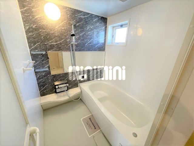 バス・シャワールーム　広々バスルームにアクセントパネルがおしゃれですね。