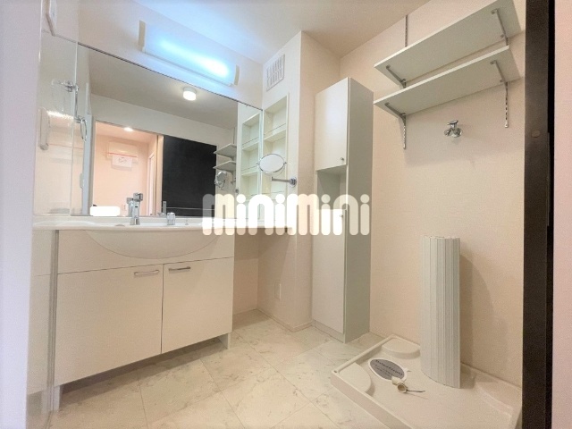 洗面設備　全面鏡の洗面台。女性にうれしいハンドミラーもついてます！