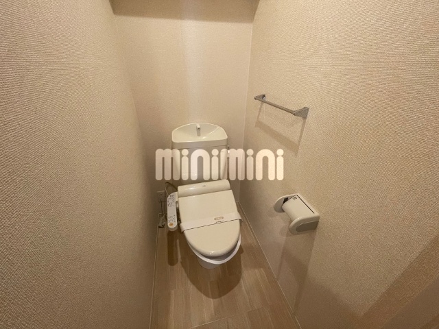 トイレ　ウォシュレットのついた清潔感あるトイレです。