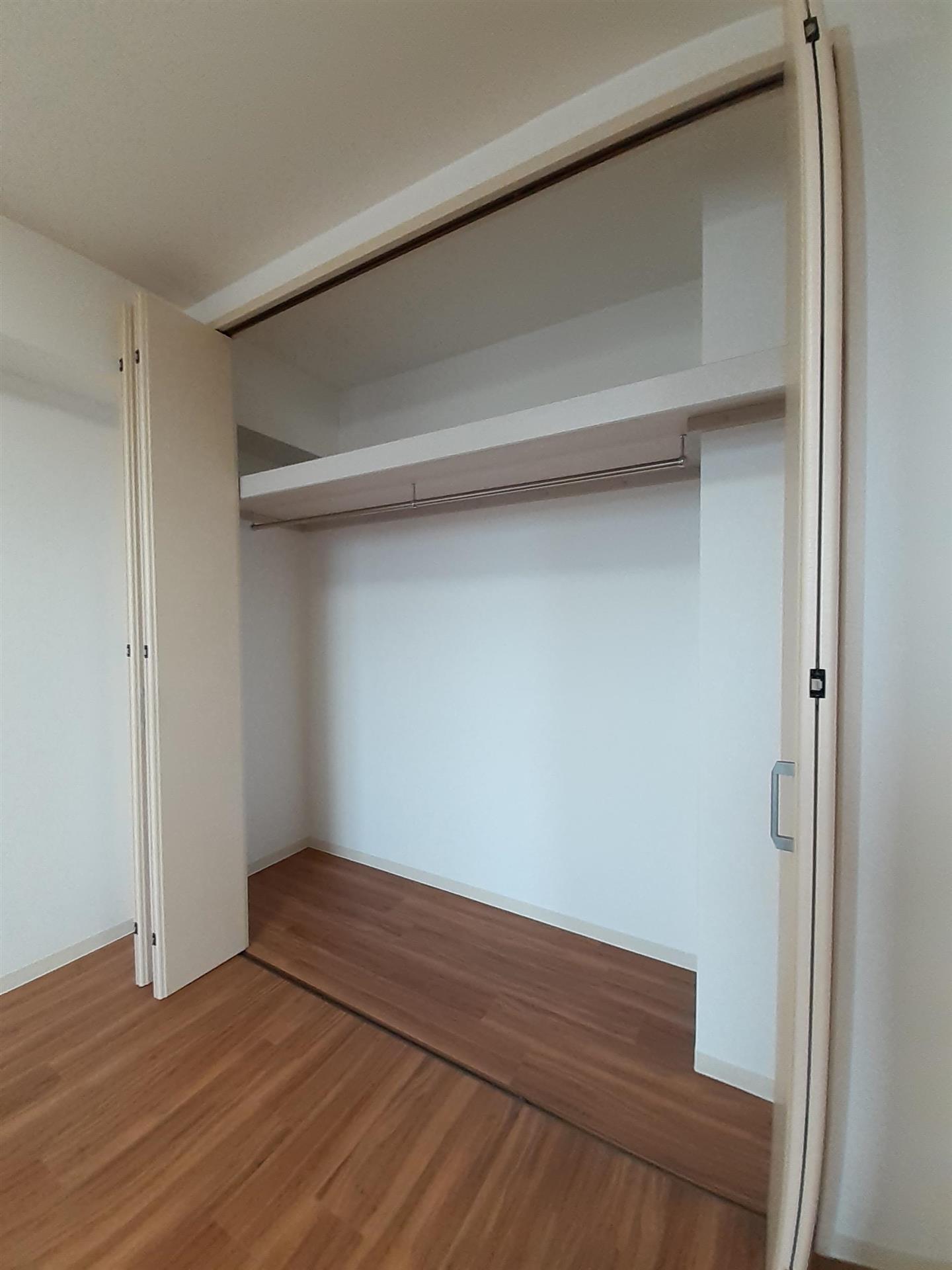 収納　バルコニー側洋室：クローゼット