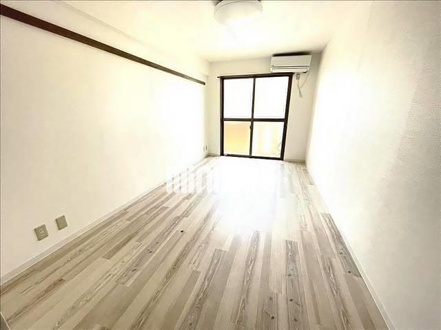 居室・リビング　８．７帖の洋間