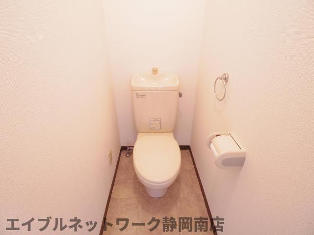 トイレ　落ち着いた色調のトイレです