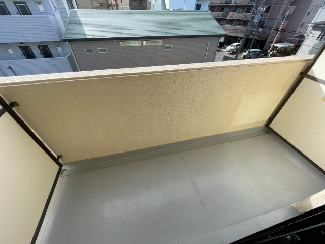 バルコニー　日当たりの良いバルコニー