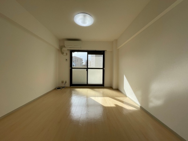 居室・リビング　明るいリビングスペース