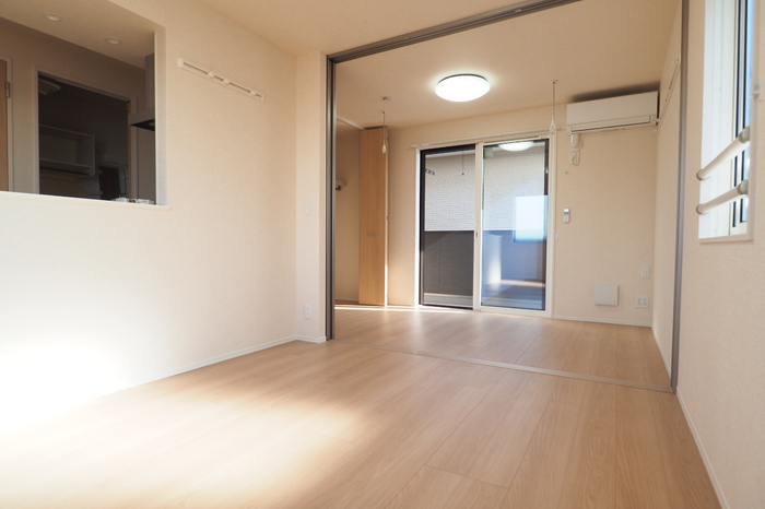 居室・リビング　清潔感のあるフローリングのお部屋です