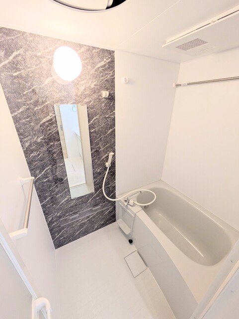 バス・シャワールーム　浴室乾燥付きのバス