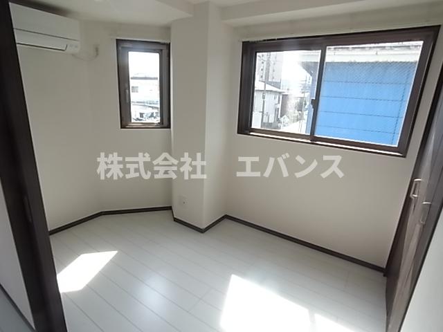 その他部屋・スペース　落ち着いた色調の寝室です