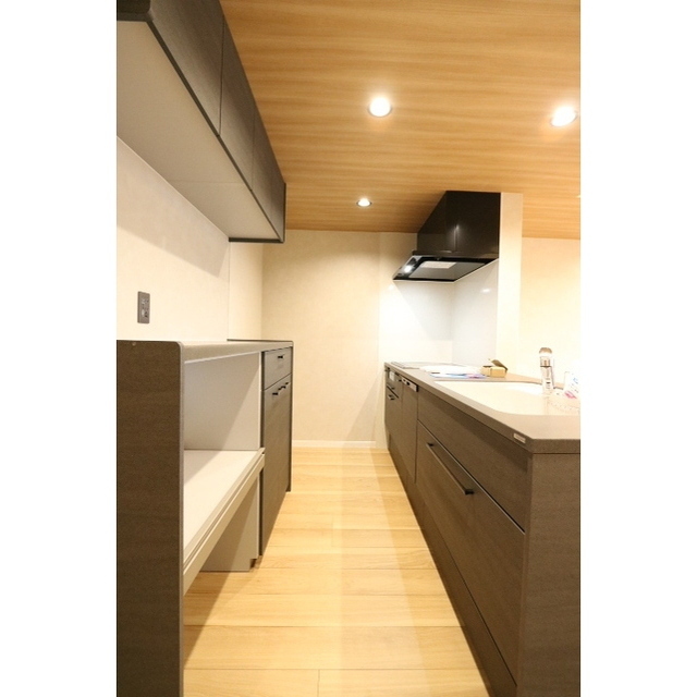 キッチン　カップボード付きの広々キッチン