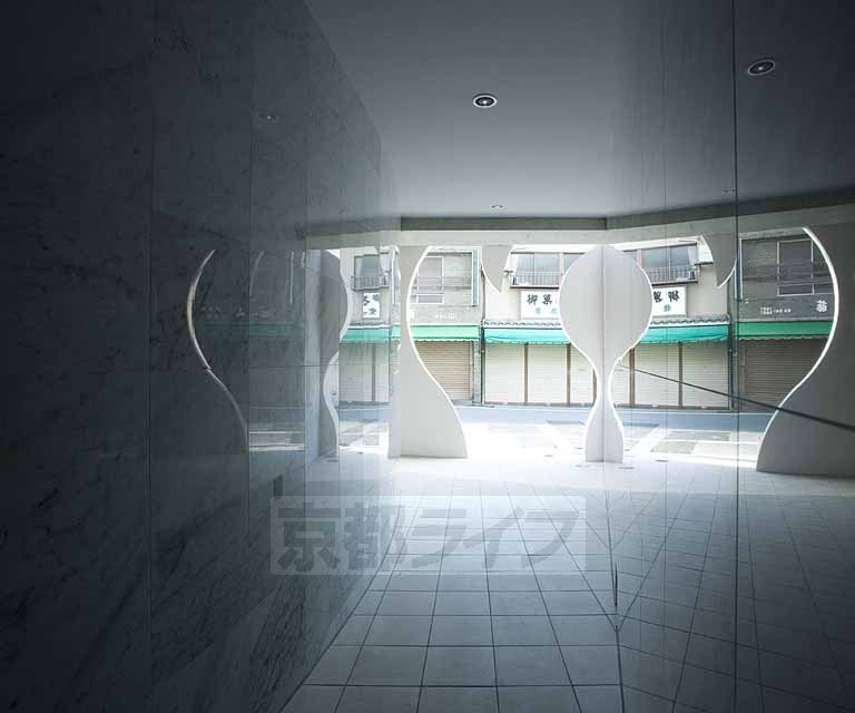 その他共有部分　外観とは対照的なシンプルなエントランスです。