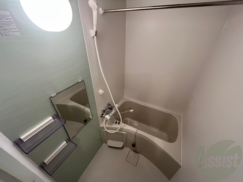 バス・シャワールーム　バスルームは狭すぎず、シャワーも浴びやすそうです。