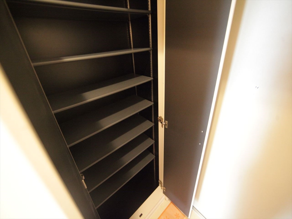 玄関　玄関　シューズボックス付（収納充実してます）