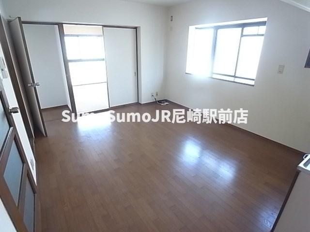 居室・リビング　こちらのリビングで趣味の時間をお楽しみください