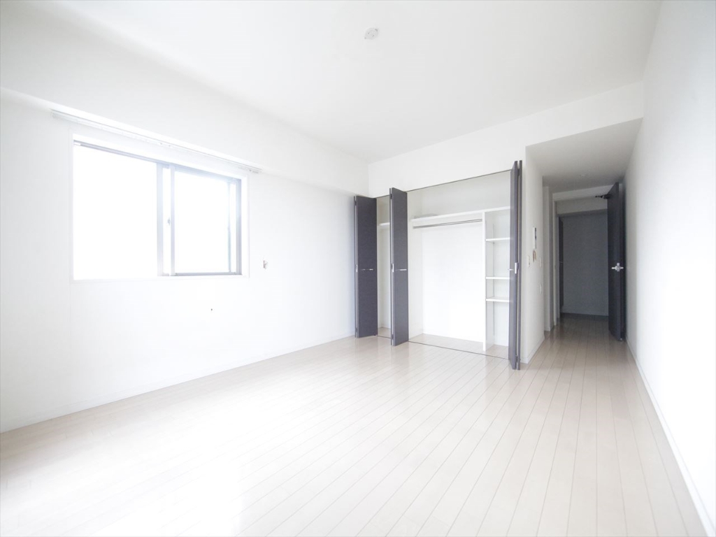 その他　洋室11.4帖　クローゼット付（収納充実してます）