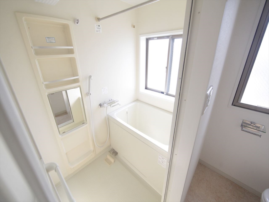 バス・シャワールーム　浴室暖房乾燥機能付バス　窓付（換気良好）