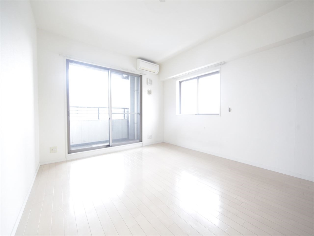 バルコニー　洋室11.4帖　エアコン完備　2面採光　バルコニー