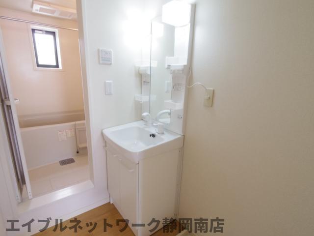 洗面設備　明るい洗面所です