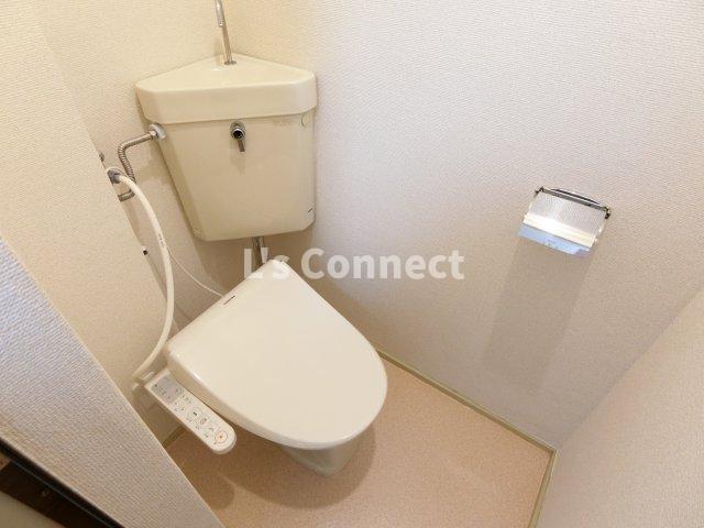 トイレ　温水洗浄便座付きのトイレ。